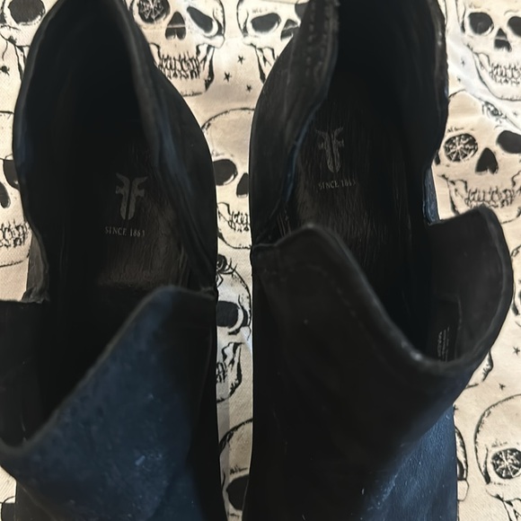 ✨ FRYE Womens Black V Notch Reina Cutout Bootie Boot Suede, Size 9.5 ✨ - Picture 4 of 8
